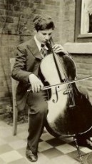 Eric Feldbusch in 1935 met Heynberg cello