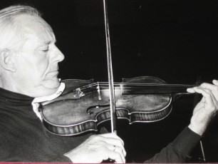Carlo Van Neste, violonist van het Trio, tijdens een opname door het Koningin Elisabeth Trio, van de Trio’s van Brahms (DECCA 1977)